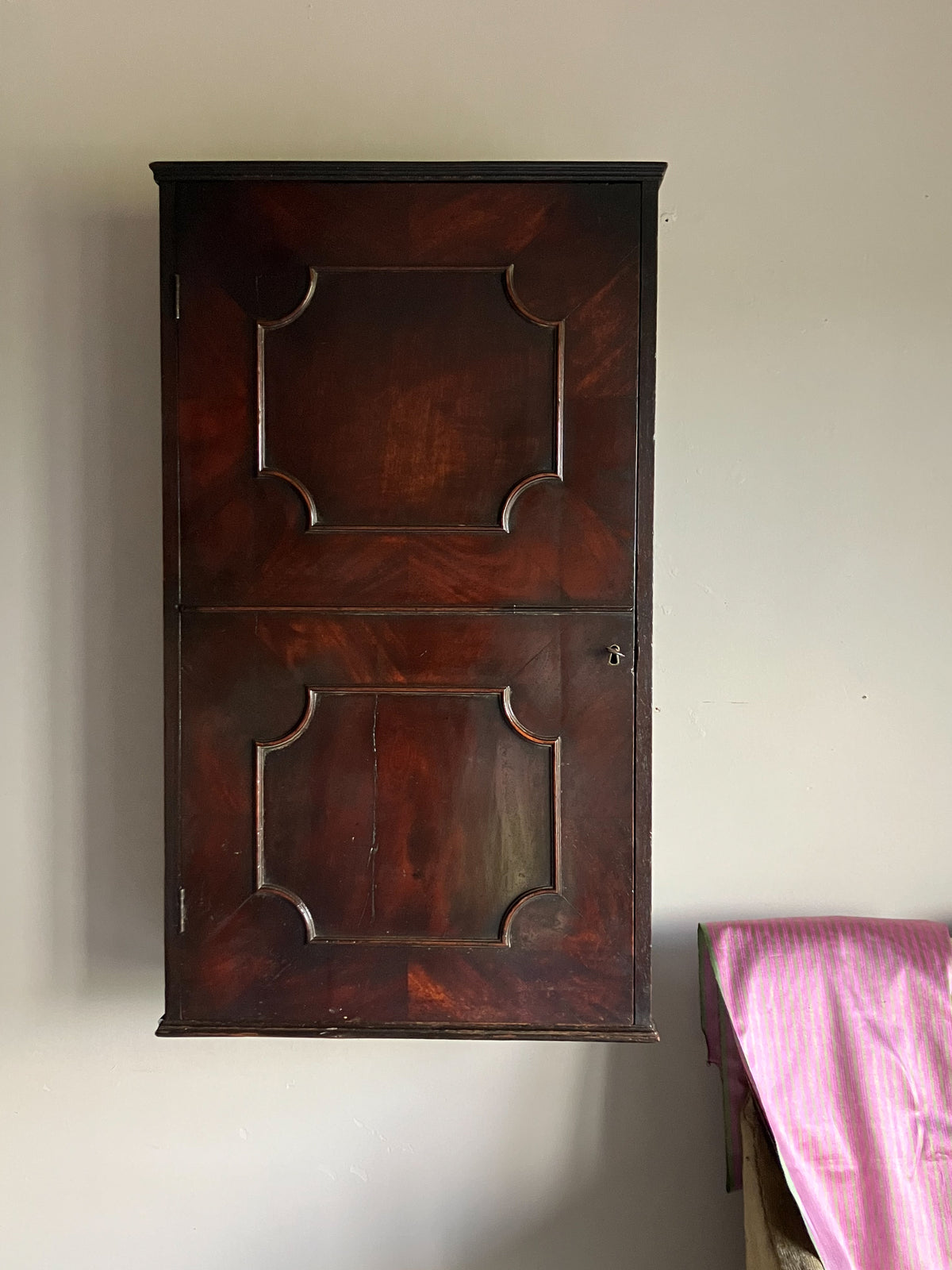 A george ii Mahogany Wall cupboard