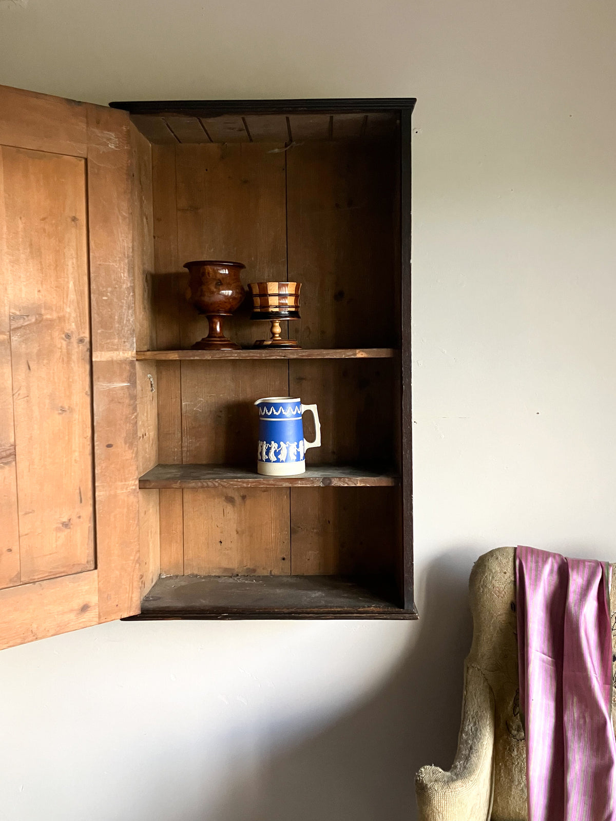 A george ii Mahogany Wall cupboard